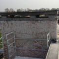 los hakken van de oude stuclaag